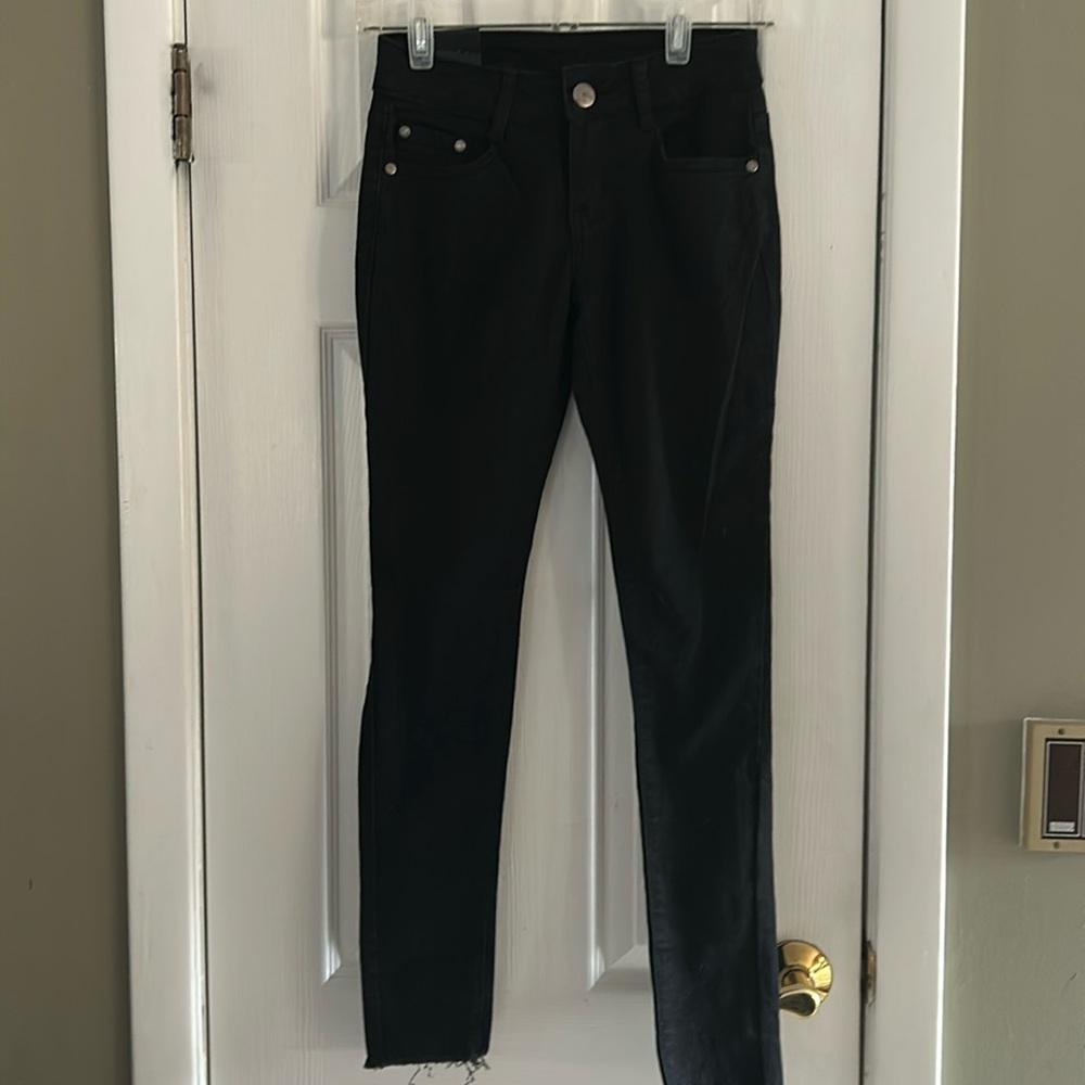 BOB JEANS SKINNY DISTRESSED  SIZE 1/2 BO-K166NWT